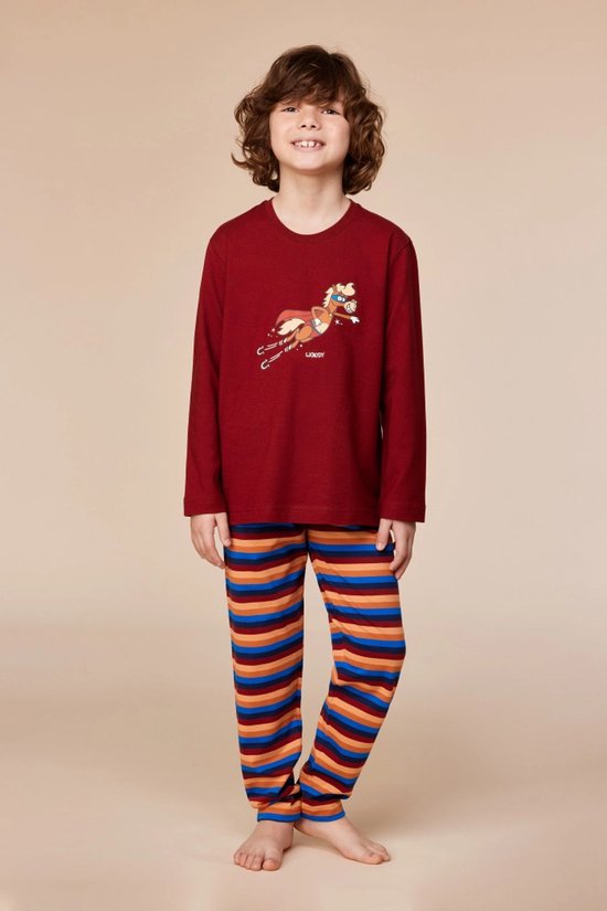 Garçon en pyjama bordeaux avec imprimé de cheval qui saute et pantalon rayé.