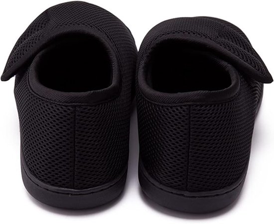 Achterkant van zwarte, ademende mesh pantoffels met klittenband.