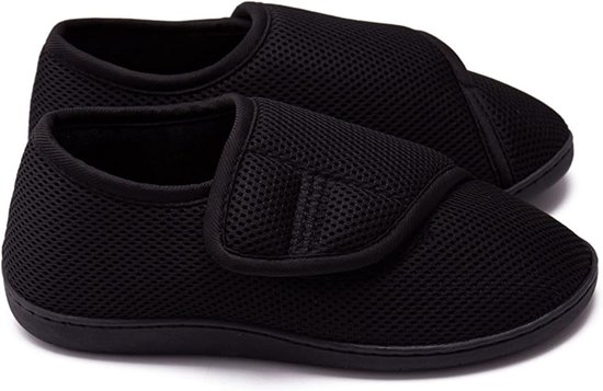 Zwarte, ademende mesh pantoffels met klittenbandsluiting.