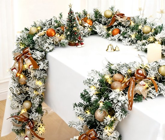 Premium Kerstslinger – Kunstkerst Guirlande met 50 LED verlichting – 2,7 meter – Sneeuwceder takken met kerstballen & strikken – Binnen en buiten – Voor open haard, trap, deur, kerstdecoratie