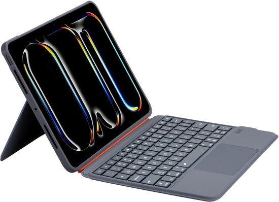 Étui Casemania gris pour iPad Air, debout avec coque clavier devant et des détails orange.