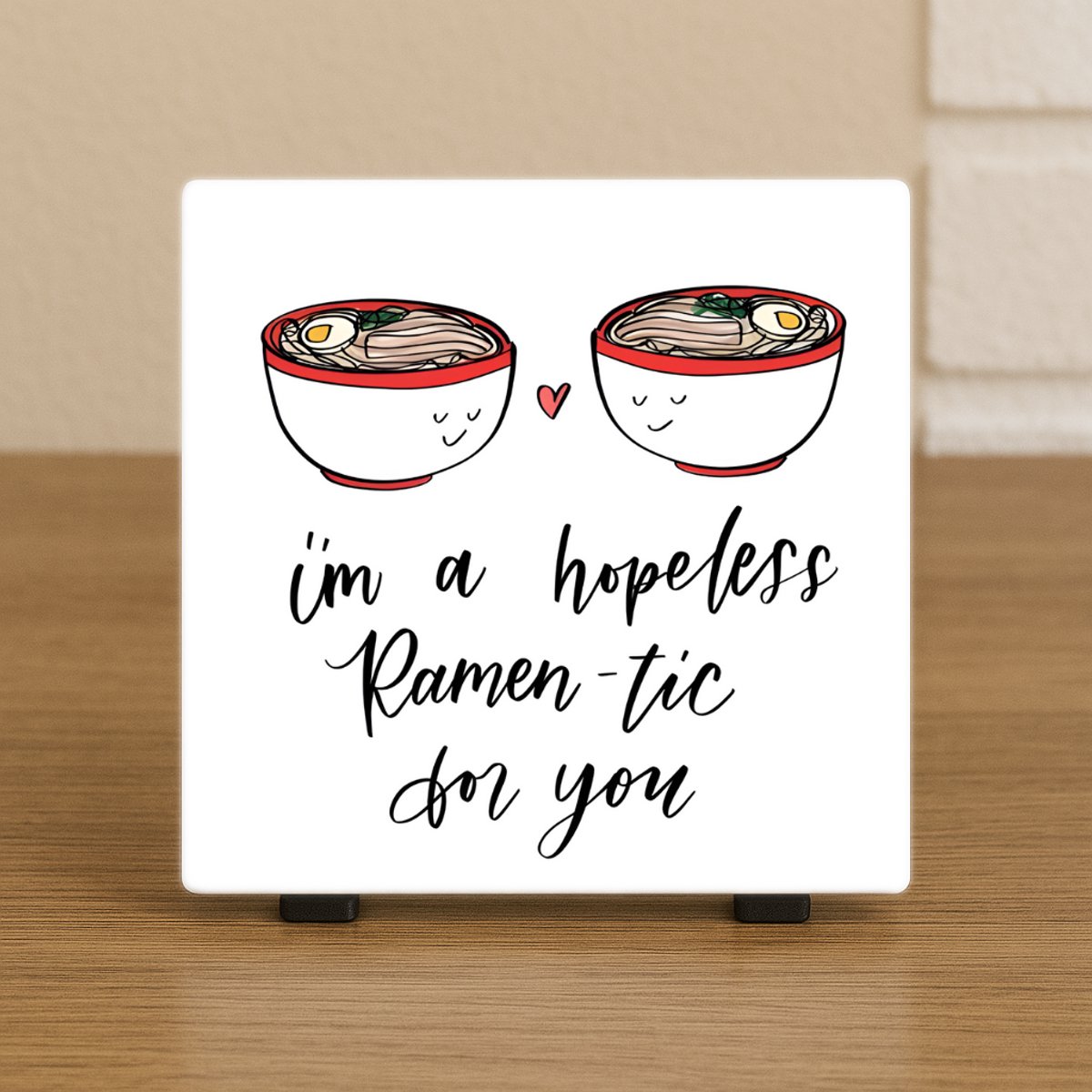 CreaCraft Wenstegeltje "I’m a Hopeless Ramen-tic for You” – Noodle Bowls Decoratie – Spreuktegel – Stijlvolle Woondecoratie met Boodschap – Trendy nu– Hip trendy tegeltje – Cadeau – Zomaar – Dec – Incl standaard Illustratie