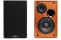 Houten boekenplank speaker met zichtbaar frontpaneel naast een speaker met zwart stoffen front.