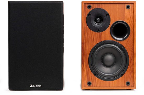 Houten boekenplank speaker met zichtbaar frontpaneel naast een speaker met zwart stoffen front.