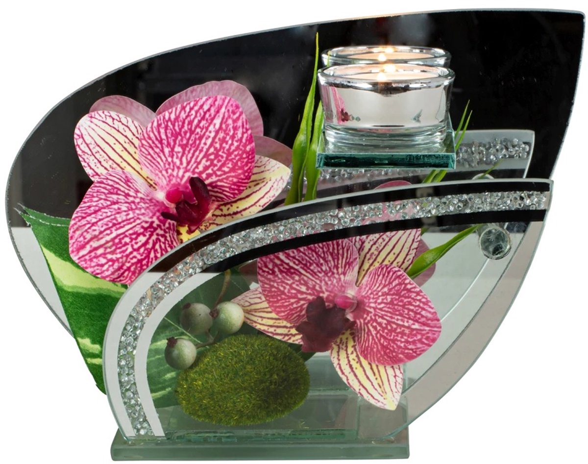 Glazen decoratie met donkerroze bloemen en theelichtje.