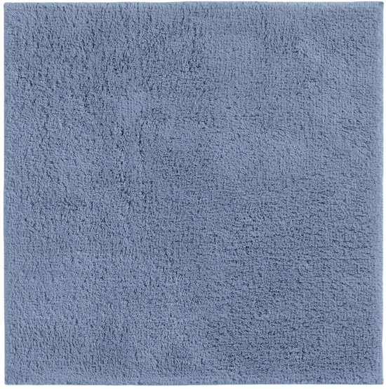Een effen jeansblauwe, vierkante badmat met een pluizige textuur.