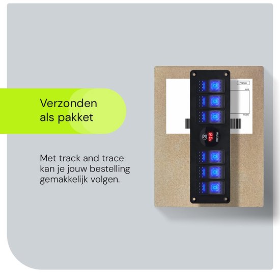 Schakelpaneel met blauw verlichte schakelaars en voltmeter naast een verzonden pakket.