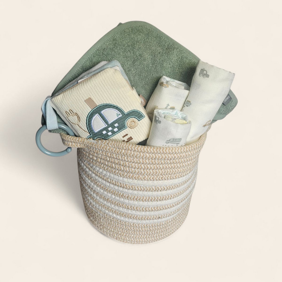Kraammand met Pampers, Jollein badcape en auto knisperboekje – kraamcadeau