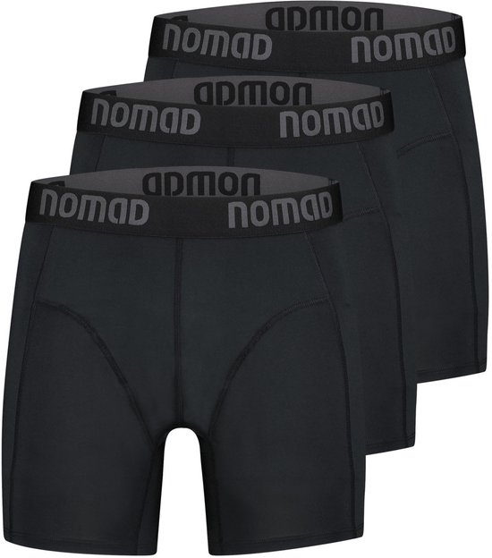 Drie zwarte boxershorts van Nomad met logo op de band, op elkaar gestapeld.