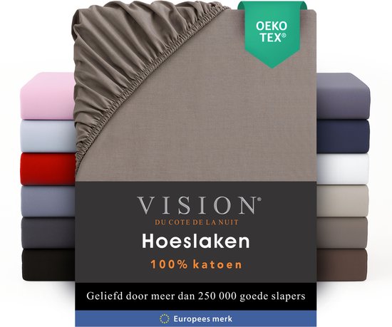 Taupe hoeslaken met OEKO-TEX label. Gestapelde hoeslakens in diverse kleuren.