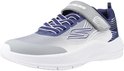 Blauwe sneaker met grijze en zilverkleurige accenten, veters en klittenbandsluiting.
