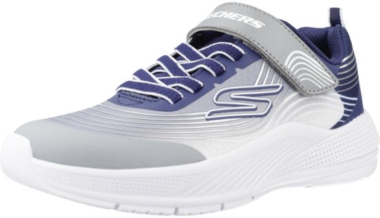 Blauwe sneaker met grijze en zilverkleurige accenten, veters en klittenbandsluiting.