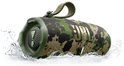 JBL Charge 6 camouflage speaker met draagriem, omringd door water.