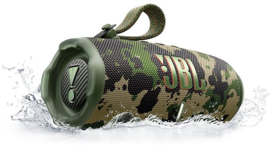 JBL Charge 6 camouflage speaker met draagriem, omringd door water.