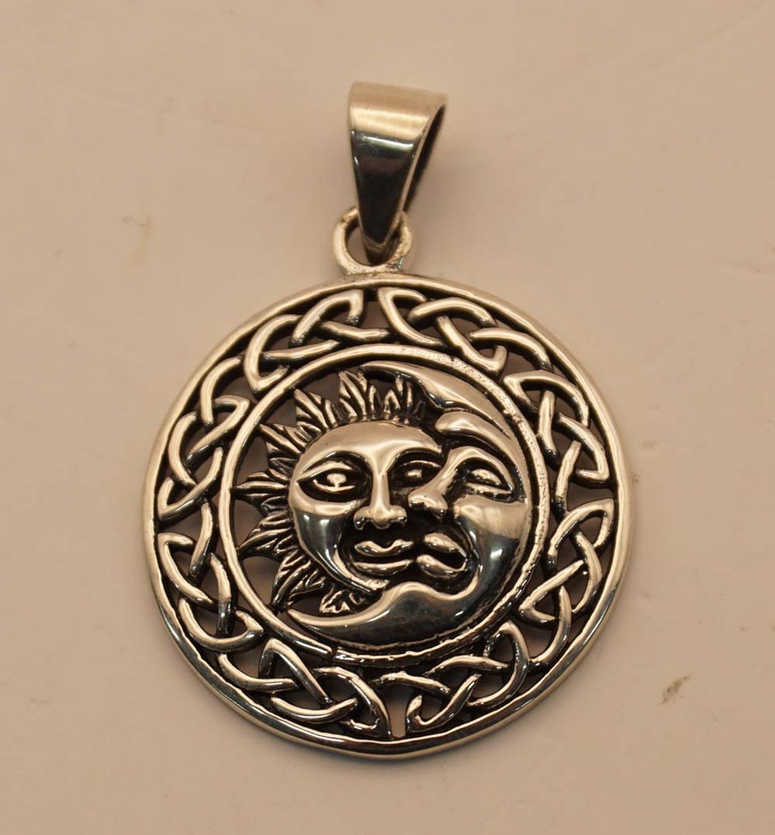 Sterling zilveren hanger zon, maan in oneindige knoop rand - 925 zilveren hanger keltische zon, maan - keltische bedel zon, maan - hanger eeuwige knoop met zon en maan in het middel
