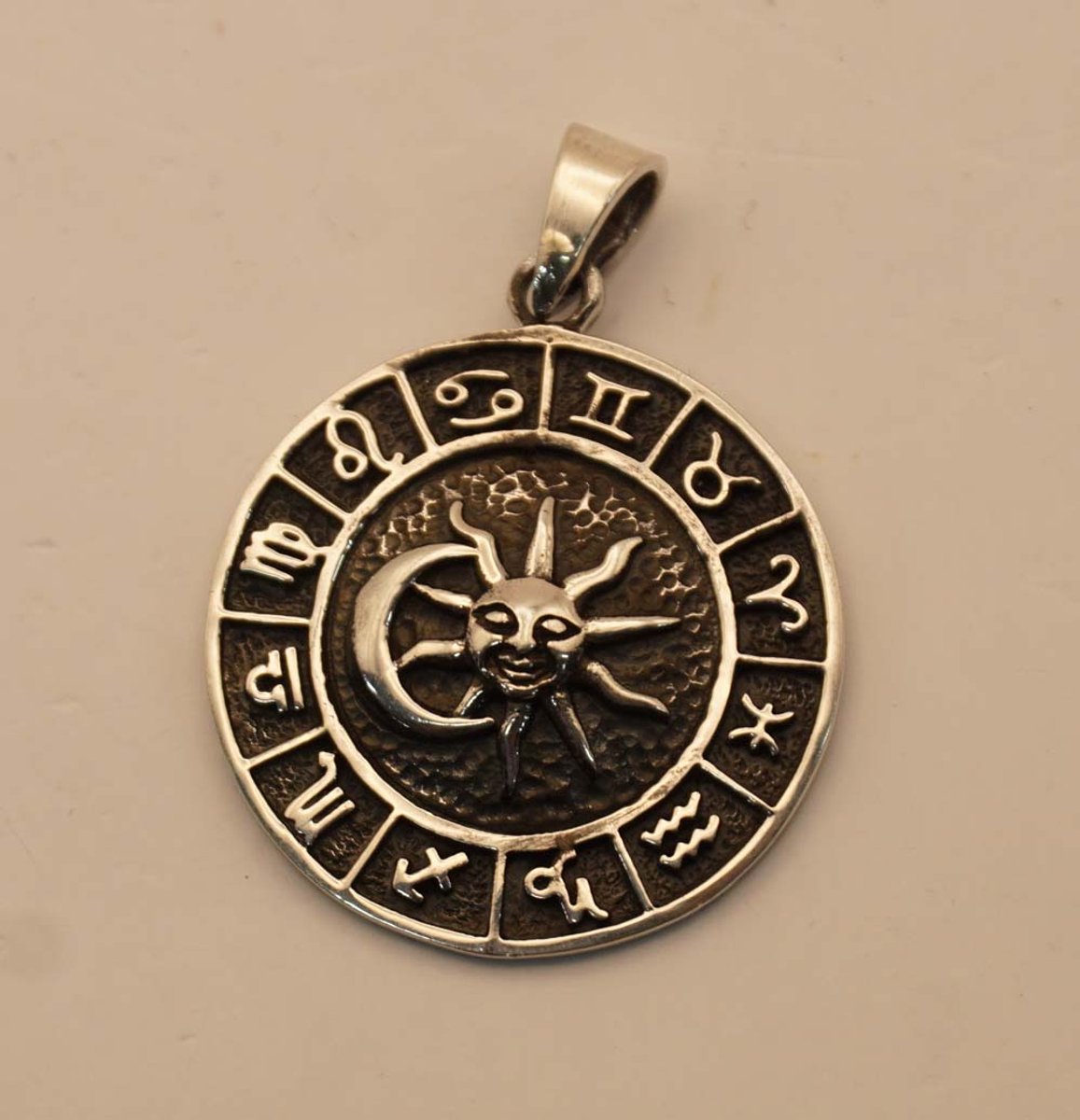 Zilveren hanger rand met sterrenbeelden in de cirkel maan en zon - sterling zilveren sterrenbeelden hanger - 925 zilveren bedel met sterrenbeelden - verjaardag cadeau tip