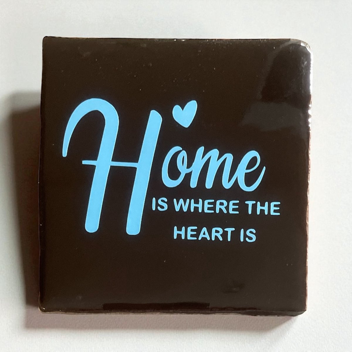 Hip Tegeltje-Home is where the heart is-Donker Bruin-Spreuk-Cadeau-Geschenk-Gift-Kado-Moederdag-Vaderdag-Sint-Kerst-Verjaardag-Zomaar