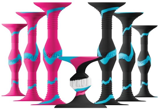 Roze en zwarte Popdarts met blauwe accenten, op een witte achtergrond.