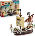 LEGO One Piece set met het Piratenschip Going Merry met strooien hoeden en schedel logo op zeil.