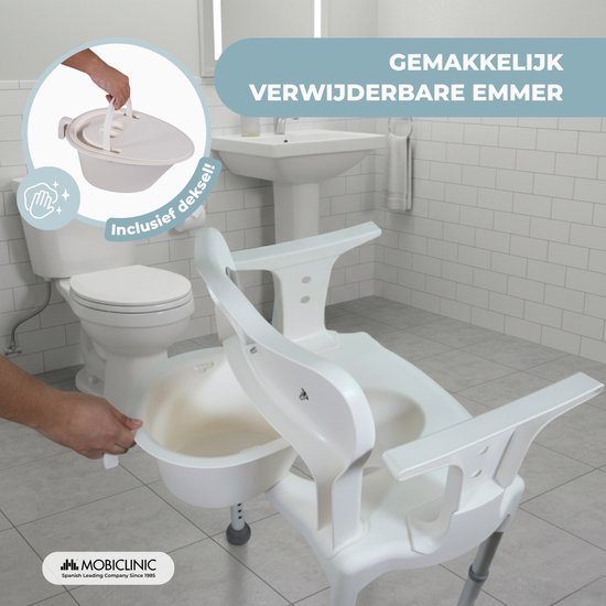 Grijze stoel met armleuningen naast een toilet, de emmer wordt eruit gehaald.