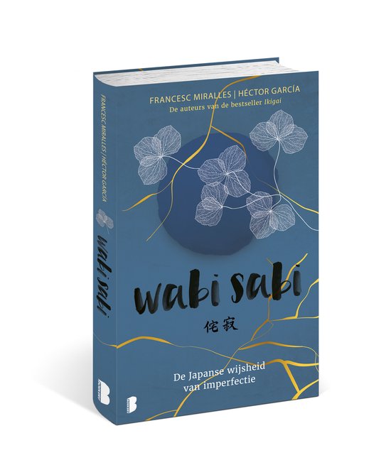 Boek "Wabi Sabi". Blauwe kaft met gouden lijnen en witte bladeren. "De Japanse wijsheid van imperfectie".