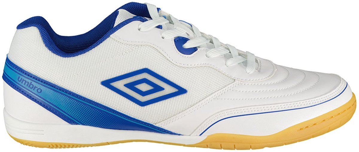 UMBRO Sala Pulse zaalvoetbalschoenen in wit met blauwe accenten, strak en modern design, maat EU 39.