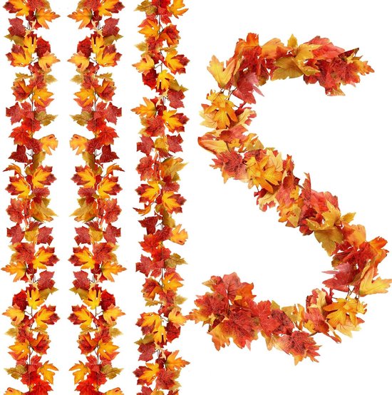 Verschillende herfstslieren van esdoornbladeren met lichten.