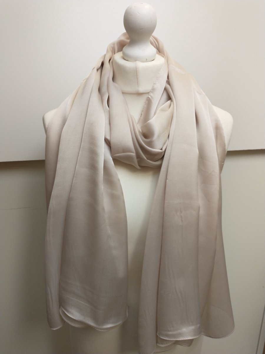 Lange glanzende dunne dames sjaal Marlina-effen champagne beige-satijnlook-omslagdoek-stola
