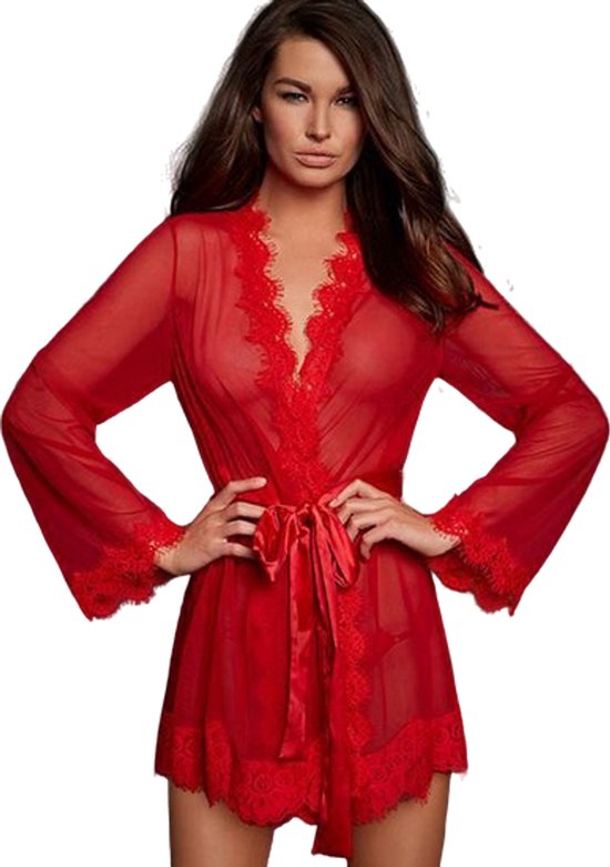 Rode doorschijnende babydoll met kanten randjes, lange wijde mouwen en strikceintuur. Model draagt de babydoll.