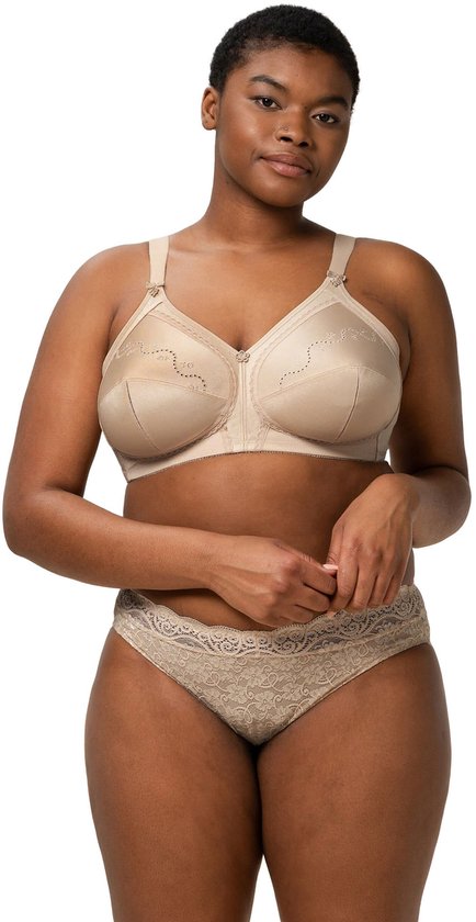Een model draagt een beige Triumph bh met kantdetail op de schouderbandjes en borduursels op de cups. Een bijpassende slip met kanten boord is zichtbaar.