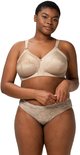 Een model draagt een beige Triumph bh met kantdetail op de schouderbandjes en borduursels op de cups. Een bijpassende slip met kanten boord is zichtbaar.