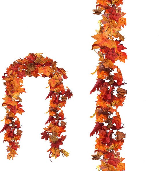 Een boogvormige en een rechte herfstbladenslinger in tinten oranje, rood en geel.