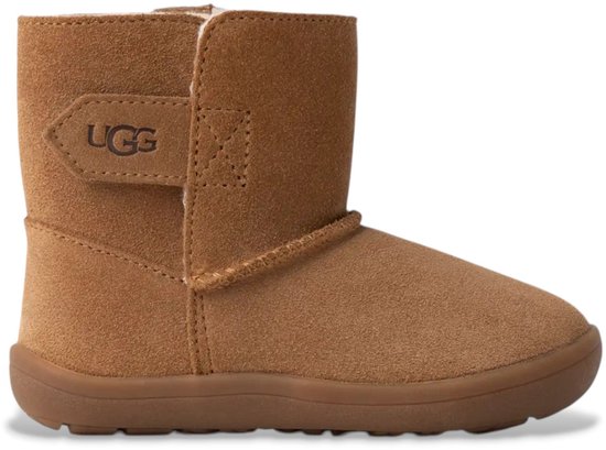 Bruine UGG enkellaars met klittenbandsluiting en UGG logo.
