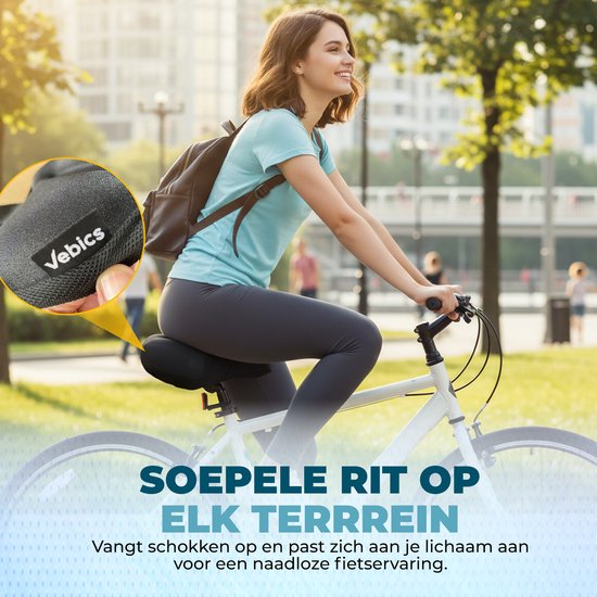 Vrouw met rugzak op een fiets in de zon, met een inset van de Vebics fietszadelhoes. Tekst: 'Soepele rit op elk terrein'.