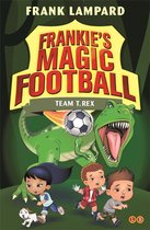 Couverture du livre 'Frankie's Magic Football 14 Team T.Rex'. Un T-Rex avec un ballon de football, et trois enfants avec un petit chien.