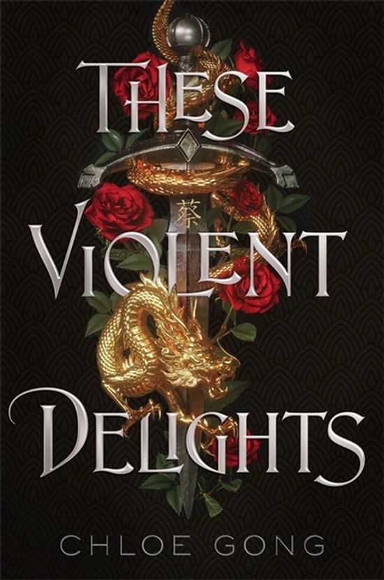 Boekomslag van 'These Violent Delights' met een gouden draak, rozen en een zwaard op een donkere achtergrond.