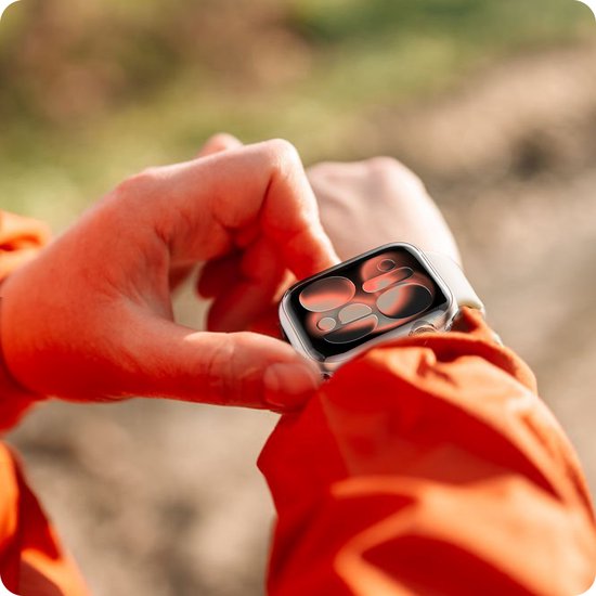 Iemand die een Apple Watch draagt met een transparante hoes, buitenshuis.