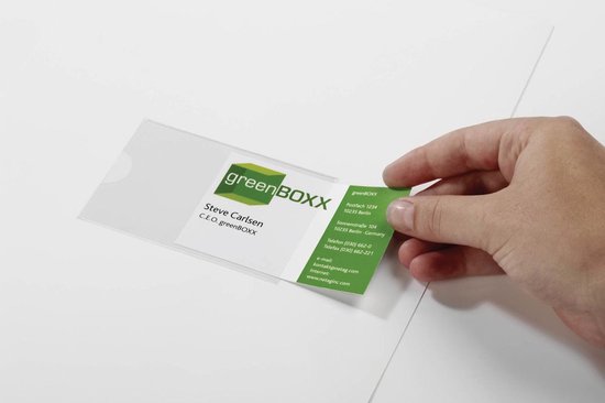 Hand voegt een visitekaartje toe aan een doorzichtige insteekhoes, met logo 'greenBOXX'.