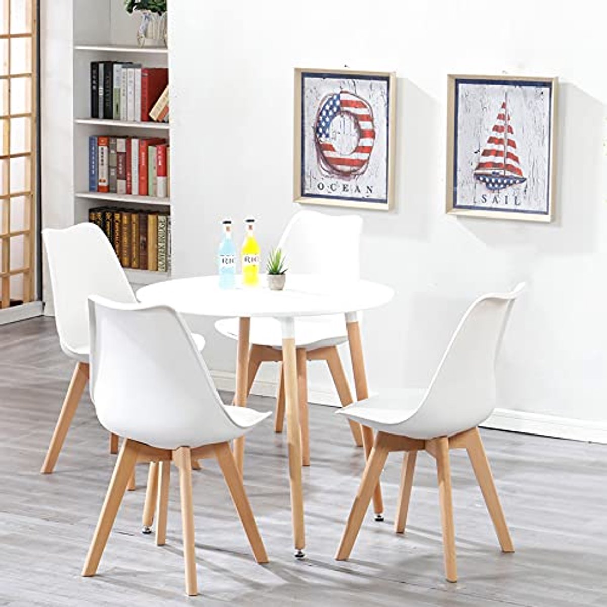 Moderne ronde eettafel met 4 gewatteerde stoelen voor thuis en kantoor