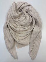 Gebreide driehoek wintersjaal van mooi materiaal perfect voor herfst en winter