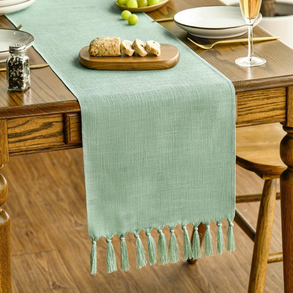 Tafelloper in landhuisstijl met kwastjes, sage groen – 33 x 183 cm, wasbaar tafellinnen voor keuken, feest, verjaardag of bruiloft