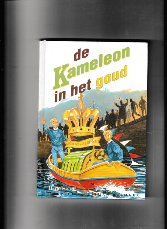 Boek 'De Kameleon in het goud' met een gouden kroon en kinderen op een boot.