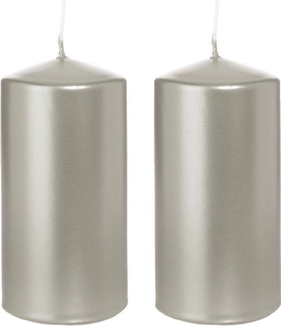 2x Zilveren cilinderkaarsen/stompkaarsen 6 x 12 cm 40 branduren - Geurloze zilverkleurige kaarsen - Woondecoraties