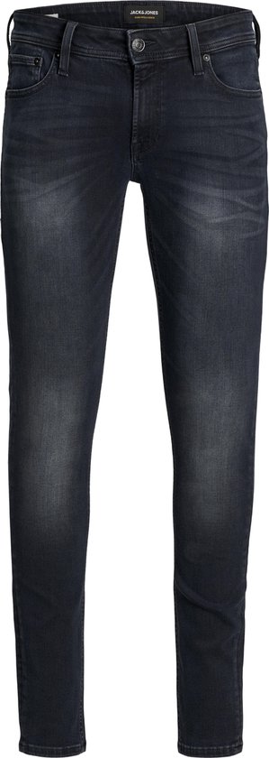 Man in een donkergrijs gesleten skinny jeans.
