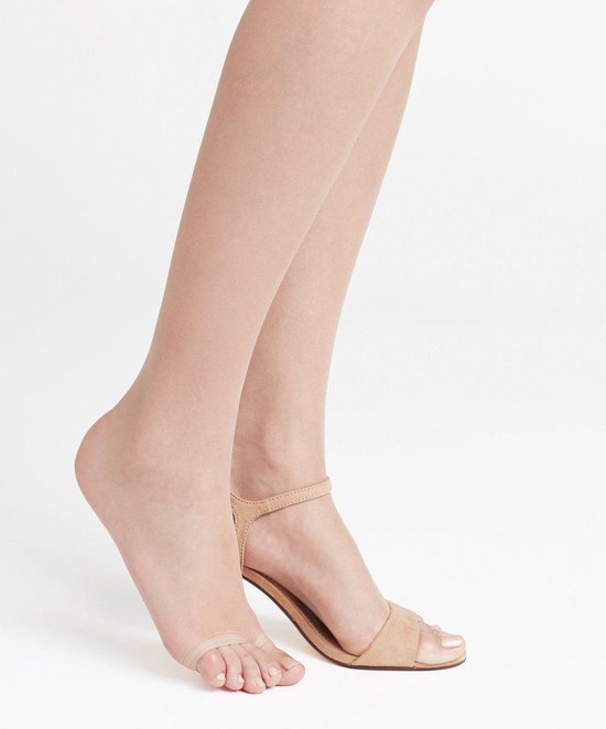 Transparante panty zonder teen met beige enkelbandje en sandalen.