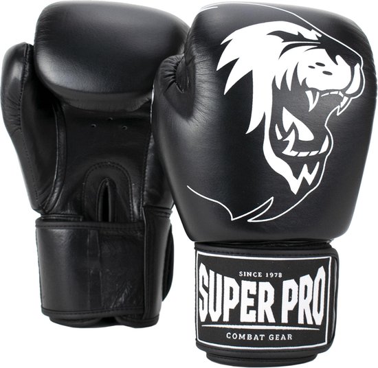 Een paar zwarte bokshandschoenen met een wit logo van een tijgerkop en 'Super Pro Combat Gear' op de polsband.