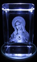 Maria gelaserd in een Kristal blok.