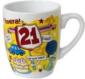 Verjaardag - Cartoon Mok - Hoera 21 jaar - Gevuld met verpakte Italiaanse bonbons -  In cadeauverpakking met gekleurd lint