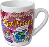 Verjaardag - Cartoon Mok - Voor de allerliefste girlfriend van de wereld - Gevuld met een snoepmix - In cadeauverpakking met gekleurd krullint