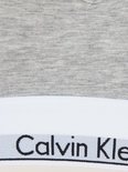 Detail van een grijze Calvin Klein bralette met witte band met logo.